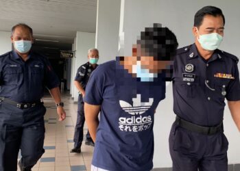 SEORANG pemandu lori dihadapkan ke mahkamah atas tuduhan merogol anak kandungnya di Melaka Tengah, Melaka, pertengahan Mei lalu. - UTUSAN/DIYANATUL ATIQAH ZAKARYA