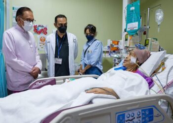 ANWAR Ibrahim melawat Rohana Jalil di Hospital Canselor Tuanku Muhriz, Universiti Kebangsaan Malaysia (UKM). - FB ANWAR IBRAHIM
