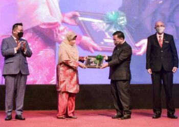 ZURAIDA Kamaruddin (dua kiri) menerima cenderamata daripada Pengerusi Lembaga Minyak Sawit Malaysia, Jugah anak Muyang (dua kanan) pada Seminar Semakan dan Tinjauan Ekonomi Minyak Sawit 2022 di Putrajaya. - UTUSAN/FAISOL MUSTAFA