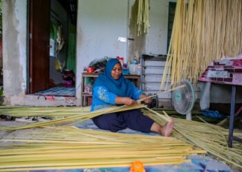 Ruzita Sabu mengusahakan daun rokok nipah sebagai sumber pendapatan di rumahnya di Kampung Almarhum Kayang, Kuala Perlis, baru-baru ini. – UTUSAN/ SHAHIR NOORDIN