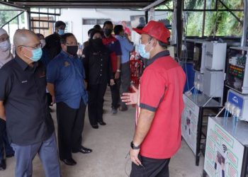 RONALD Kiandee (kiri) diberi taklimat oleh usahawan cili, Norhashim Kamisan (kanan) mengenai sistem pengurusan cili menggunakan teknologi e-satelit di Kuala Langat, Selangor hari ini. - FOTO/FAUZI BAHARUDIN