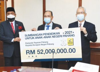 WAN Rosdy Wan Ismail (tengah) menerima replika cek dalam Majlis Penyampaian Sumbangan Pendidikan Yayasan Pahang untuk Anak-Anak Pahang di Wisma Sri Pahang, Kuantan, Mac lalu.