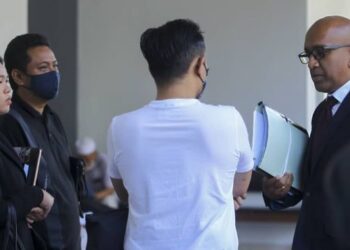 ROSLAN Sam (baju putih) diperintah membela diri di Mahkamah Majistret Seremban semalam atas pertuduhan mengambil dadah, tiga tahun lalu bersama peguamnya Haresh Mahadevan (kanan). - FOTO/NOR SHAFAWATI YUP