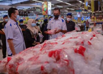 ROSOL Wahid (dua dari kanan) memeriksa harga ayam di Mydin Mall di Gong Badak, Kuala Nerus, Terengganu, hari ini. - UTUSAN/PUQTRA  HAIRRY ROSLI