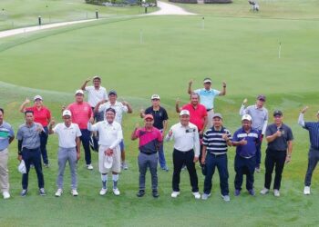 PARA peserta media bergambar bersama komiti kelab sebelum memulakan pertandingan Media Golf Day di RSGC, Kuala Lumpur, semalam.