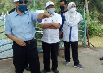 MANSOR Othman (kiri) ketika meninjau projek Rancangan Tebatan Banjir (RTB) Pondok Upeh, Sungai Burung, Balik Pulau, Pulau Pinang hari ini.