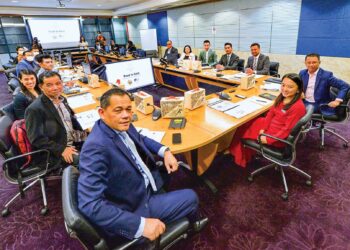 HANNAH Yeoh (kanan) bersama Jawatankuasa Road to Gold ketika mengumumkan senarai atlet yang diserap dalam program RTG di Menara Kementerian Belia dan Sukan, Putrajaya semalam.