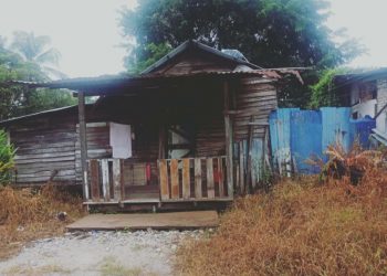 KEADAAN rumah setinggan di Tanah Putih Lama di Kuantan, Pahang yang serba daif dan kekurangan.