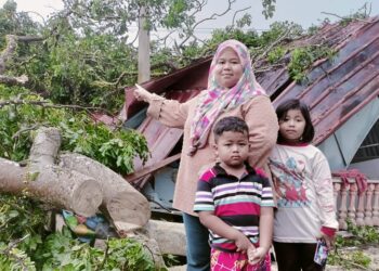 KEADAAN rumah dan kedai makan Anis Suraya Aziz yang dihempap pokok tumbang akibat ribut dalam kejadian di Jalan Baru, Alor Pongsu dekat Bagan Serai hari ini. - UTUSAN/WAT KAMAL ABAS