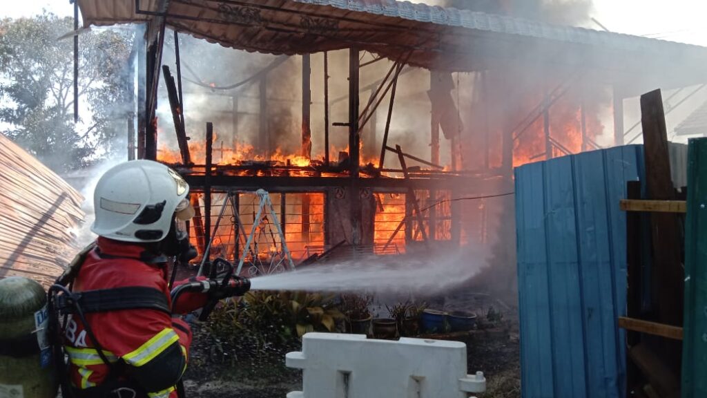 Penghuni selamat rumah musnah terbakar 