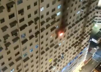 PENDUDUK Apartment Ara Green, Sungai Ara, Bayan Baru, Pulau Pinang panik selepas sebuah kediaman berpenghuni  di tingkat 16  bangunan itu terbakar malam tadi.