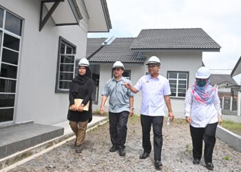AKMAL Nasrullah Mohd. Nasir (dua, kanan)  meninjau projek perumahan di Taman Desa Gelugur Murni, Kuala Terengganu, hari ini. - UTUSAN/PUQTRA HAIRRY ROSLI