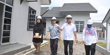 AKMAL Nasrullah Mohd. Nasir (dua, kanan)  meninjau projek perumahan di Taman Desa Gelugur Murni, Kuala Terengganu, hari ini. - UTUSAN/PUQTRA HAIRRY ROSLI
