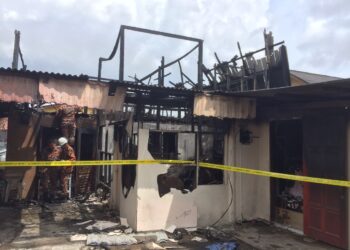 KEADAAN rumah yang didiami tujuh sekeluarga yang terbakar di Kampung Serdang Baru, Bukit Tunggal, Kuala Nerus, malam tadi. - UTUSAN/TENGKU DANISH BAHRI TENGKU YUSOFF