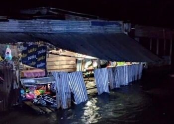 RUMAH yang terjejas semasa kejadian air pasang besar di Tanjung Aru, Kota Kinabalu