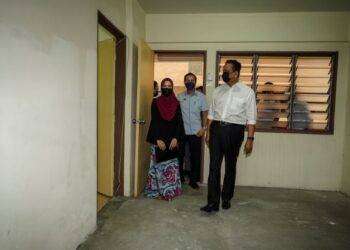 REEZAL Merican Naina Merican (kanan) bersama penerima unit kediaman, Nurrul Naqiah Sulaiman (kiri) melawat unit rumah selepas majlis penyerahan kunci rumah IKRAM Keluarga Malaysia di PPR Lembah Subang 2 di sini, hari ini. UTUSAN/FARIZ RUSADIO