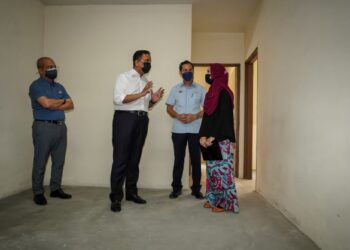 REEZAL Merican Naina Merican (dua dari kiri) bersama penerima, Nurrul Naqiah Sulaiman (kanan) melawat unit rumah selepas majlis penyerahan kunci kepada penerima rumah IKRAM Keluarga Malaysia di PPR Lembah Subang 2 di sini, hari ini. UTUSAN/FARIZ RUSADIO