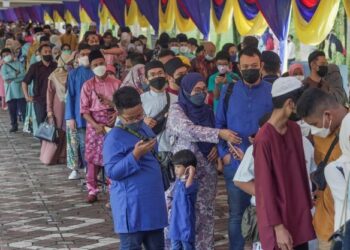 PENGUNJUNG rumah terbuka Aidilfitri Perdana Menteri tiba seawal 7 pagi di Kompleks Seri Perdana, Putrajaya. - UTUSAN/AMIR KHALID
