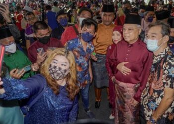 ISMAIL Sabri Yaakob beramah mesra dengan pengunjung Majlis Rumah Terbuka Hari Raya Aidilfitri Perdana Menteri dan Anggota Jemaah Menteri 2022 di Kompleks Seri Perdana, Putrajaya. - UTUSAN/AMIR KHALID