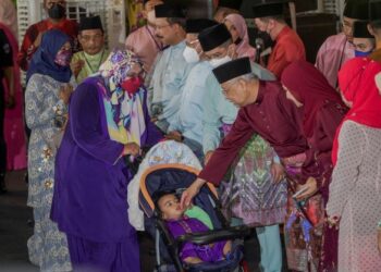 ISMAIL Sabri Yaakob beramah mesra dengan para pengunjung Majlis Rumah Terbuka Hari Raya Aidilfitri Perdana Menteri dan Anggota Jemaah Menteri 2022 di Kompleks Seri Perdana, Putrajaya. - FOTO/AMIR KHALID