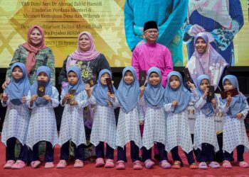 RUBIAH Wang (belakang, dua kiri) bersama Pengerusi Kemajuan Pekebun Kecil Perusahaan Getah (Risda), Datuk Seri Dr. Noraini Ahmad (belakang, kiri) bergambar bersama anak-anak yatim Pertubuhan Warisan Suci Sungai Merab pada majlis Hari Raya Aidilfitri Risda 2023. - UTUSAN/FARIZ RUSADIO