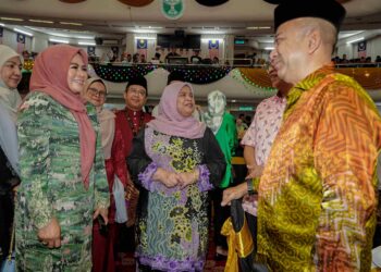 NORAINI Ahmad (kiri) bersama Timbalan Menteri Kemajuan Desa dan Wilayah, Datuk Rubiah Awang (tengah) bersama Pengerusi Kemajuan Pekebun Kecil Perusahaan Getah (RISDA), Datuk Seri Dr Noraini Ahmad (dua kiri) beramah mesra bersama tetamu yang hadir pada Majlis Hari Raya Aidilfitri RISDA 2023. - UTUSAN/FARIZ RUSADIO
