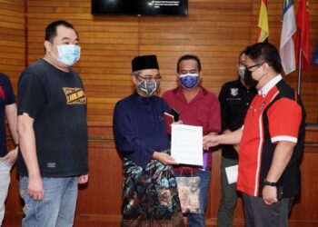 RUMAIZI Baharin (tengah) menerima cadangan bagi penyelesaian isu peniaga ais haram di Pasar Borong Ipoh daripada wakil NGO pada pertemuan dengan persatuan peniaga di Ipoh hari ini. - FOTO/ZULFACHRI ZULKIFLI