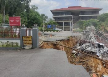 KEJADIAN tanah runtuh  di hadapan Akademi Pencegahan Rasuah Malaysia (MACA) di Bukit Tunku, Kuala Lumpur. - IHSAN BOMBA