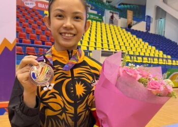 Rachel Yeoh menunjukkan pingat gangsa yang dimenanginya dalam acara all-around wanita di Sukan SEA Hanoi, hari ini.-UTUSAN