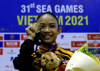 RACHEL Yeoh meraikan kejayaan memenangi pingat emas acara batang titian dalam Sukan SEA 2021 di Pusat Gimnasium Quan Ngua, Hanoi hari ini. - UTUSAN/SHIDDIEQIIN ZON