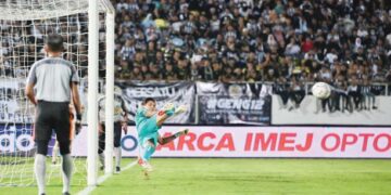 PENJAGA gol Terengganu FC, Rahadiazli Rahalim menepis sepakan penalti pemain Selangor pada separuh akhir Piala FA di Stadium Sultan Mizan Zainal Abidin, Kuala Nerus, Sabtu lalu. – UTUSAN/PUQTRA HAIRRY PEMBERITA