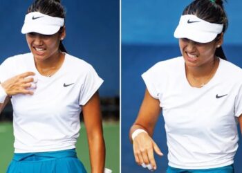 EMMA Raducanu kelihatan menahan sakit di pergelangan tangan ketika berlatih di New York semalam.