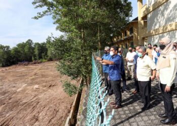RADZI Jidin memeriksa projek pembinaan bangunan tambahan dan padang SK Putrajaya Presint 18 (2) Putrajaya, hari ini. - UTUSAN/FAISOL MUSTAFA