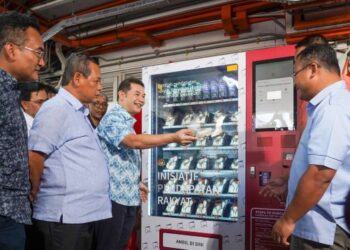 RAFIZI Ramli bersama Menteri Besar Selangor, Datuk Seri Amirudin Shari (kanan) dan Menteri Besar Negeri Sembilan, Datuk Seri Aminuddin Harun (dua dari kiri) melihat mesin layan diri makanan pada Majlis Pelancaran Inisiatif Pendapatan Rakyat di LRT Cempaka, Ampang, hari ini. -  FOTO/SHIDDIEQIIN ZON