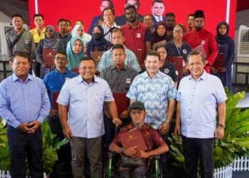 RAFIZI Ramli bersama Amirudin Shari (dua dari kiri) dan Aminuddin Harun (kanan) bergambar bersama penerima-penerima sijil pada Majlis Pelancaran Inisiatif Pendapatan Rakyat di LRT Cempaka, Ampang, hari ini. - FOTO/SHIDDIEQIIN ZON