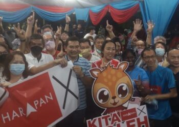 RAFIZI Ramli (tengah) bersama penyokongnya selepas ceramah di Padang Taman Muda di Pandan, malam ini.