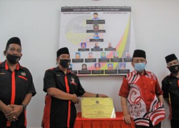 RAIS Yatim (dua dari kanan) selepas merasmikan pejabat PKMMNS di Taman Dato' Shahbandar, Ampangan, Seremban hari ini. - FOTO/MUHAMMAD IZZAT TERMIZIE