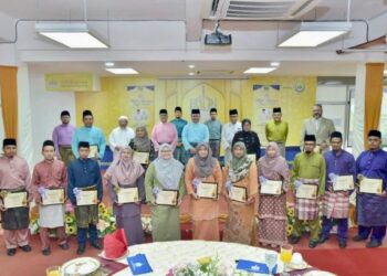 TUANKU Syed Faizuddin Putra Jamalullail bersama penerima-penerima anugerah pada Majlis Apresiasi Kakitangan KUIPs 2019 di Auditorium KUIPs, Kampus Seberang Ramai, Kuala Perlis, Kangar, Perlis hari ini. - UTUSAN/NAZLINA NADZARI