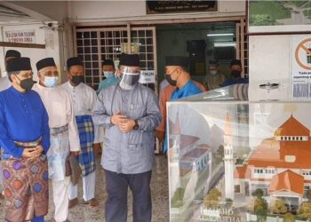 TUANKU SYED Faizuddin Putra Jamalullail melihat imej masjid baharu di Masjid Al-Kauthar Paya, Kangar, Perlis, baru-baru ini.