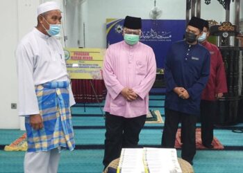 TUANKU Syed Faizuddin Putra Jamalullail (tengah) berkenan menyerahkan sumbangan zakat MAIPs kepada 30 orang asnaf terpilih dalam kalangan anak kariah Masjid Al-Mursyid pekan Pauh, Arau, Perlis, hari ini.