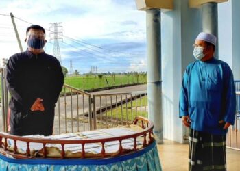 TUANKU Syed Faizuddin Putra Jamalullail (kiri) berkenan berangkat menyerahkan sumbangan MAIPs kepada 30 orang asnaf terpilih dalam kalangan anak kariah Masjid Ameer Fawwaz Sungai Baru, Kangar, Perlis, hari ini. - UTUSAN