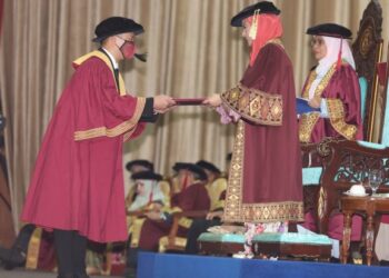 RAJA Zarith Sofiah Sultan Idris Shah menyampaikan ijazah kepada graduan sempena Majlis Konvokesyen ke-65 UTM di Skudai, Johor Bahru, hari ini. - FOTO/RAJA JAAFAR ALI