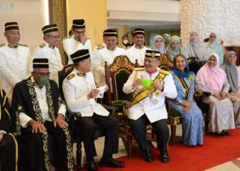 Tuanku Syed Faizuddin Putra Jamalul­lail diiringi Raja Puan Muda Perlis, Tuanku Hajah Lailatul Shahreen Akashah Khalil berbual dengan Menteri Besar, Mohd. Shukri Ramli (dua dari kiri), pada perasmian Persidangan Dewan Undangan Negeri (DUN) Perlis Ke-15 di Kangar, semalam. – UTUSAN/ASYRAF MUHAMMAD