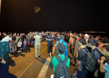 SEBAHAGIAN rakyat Malaysia menaiki kapal Tentera Laut Diraja Arab Saudi. - FOTO/IHSAN WISMA PUTRA