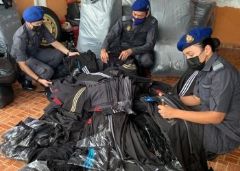 PENGUATKUASA KPDNHEP menyerbu premis kediaman yang menyimpan pakaian berjenama tiruan untuk dijual secara dalam talian, di Taman Cheras Jaya, Selangor, baru-baru ini.