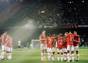 MARCUS Rashford (kiri)  meraikan jaringannya bersama rakan-rakan sepasukan ketika membantu Manchester United menumpaskan Real Betis pada perlawanan kedua, pusingan 16 akhir Liga Europa di Stadium Benito Villamarin, Seville semalam. – AFP