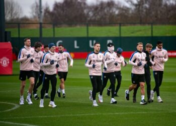MARCUS Rashford (kanan) menjalani latihan akhir bersama rakan sepasukan semalam menjelang pertemuan playoff kedua Liga Europa menentang Barcelona esok.  - MANCHESTER UNITED FC