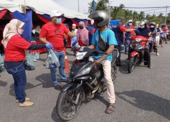 RASMAN Ithnain (dua dari kiri) ketika hadir Program Edaran Barang Basah Secara Pandu Lalu, Jom Ambil! di tapak pasar malam Tanjung Sedili di Kota Tinggi, Johor. - FOTO/MASTURAH SURADI