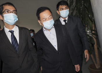 LEE Son Hong (tengah) hadir di Mahkamah Sesyen Shah Alam, semalam bagi menghadapi  tuduhan membuat tuntutan palsu dan pecah amanah melibatkan RM145.4 juta tujuh tahun lalu. – UTUSAN/ZULFADHLI ZAKI