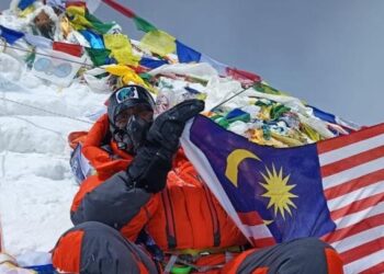 PENDAKI solo negara, T Ravichandran berjaya mengibarkan Jalur Gemilang dan bendera penaja Himalaya Sports di gunung tertinggi di dunia, Everest walaupun mengalami radang dingin.
